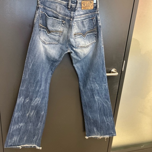 Diesel .”Zathan” size 30/34 EUC intentional
Tiny paint dots on leg- wide leg - Picture 2 of 16